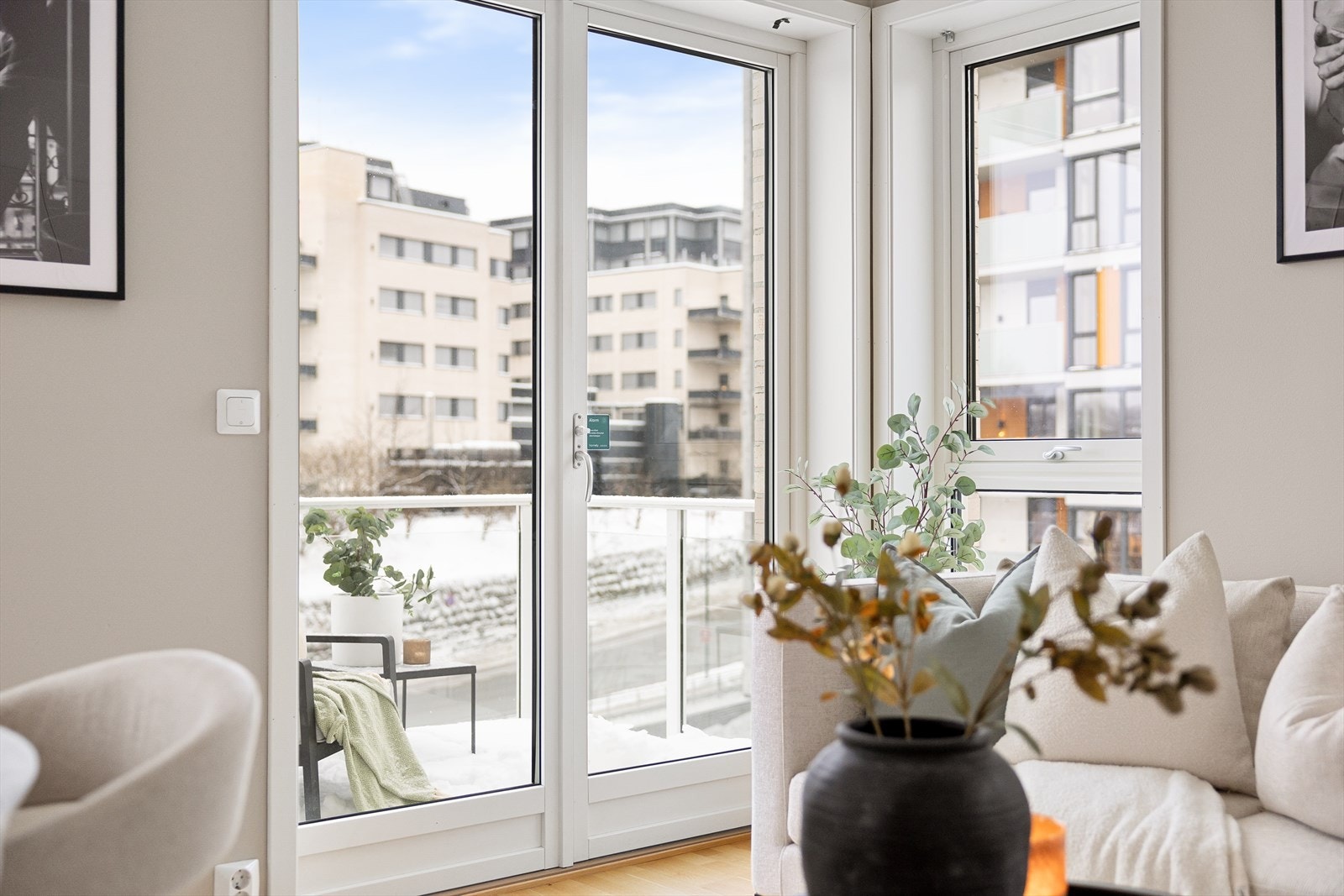 Vegger og himlinger er malt i lyse, moderne toner, og stuen gir et godt utgangspunkt for å innrede med egne møbler og personlige detaljer. Galleribilde