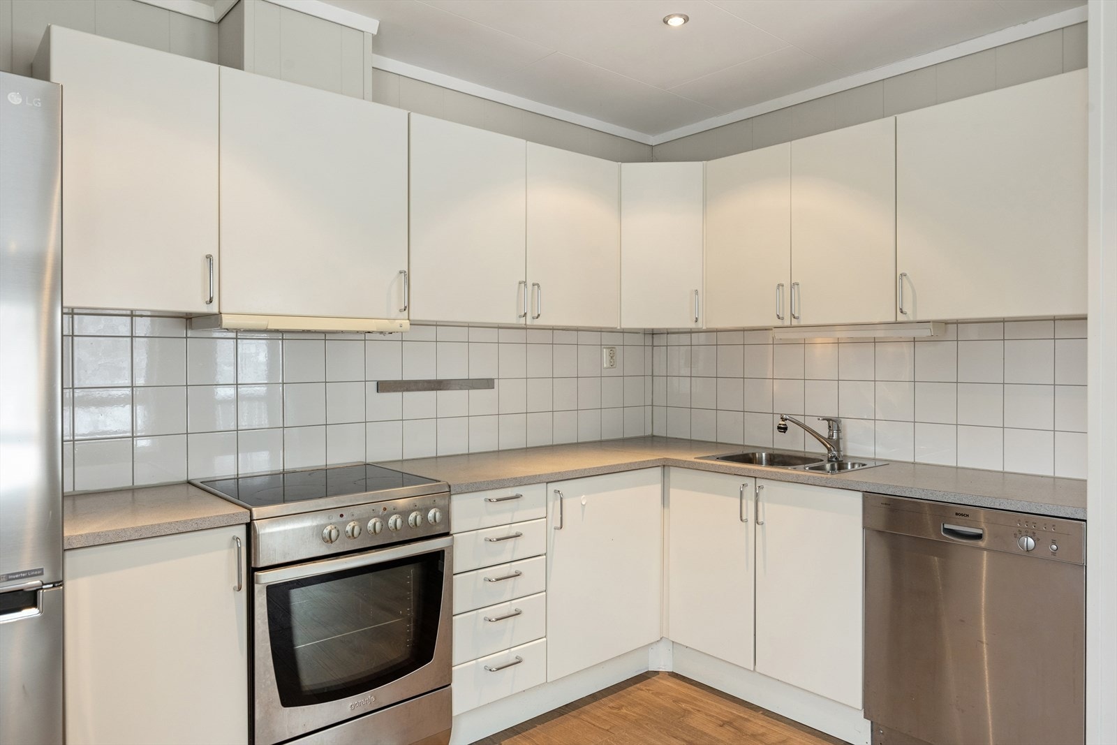 Kjøkkenet har normal bruksslitasje, men overflater og innredning fremstår fortsatt funksjonelle og godt egnet til daglig matlaging. Galleribilde