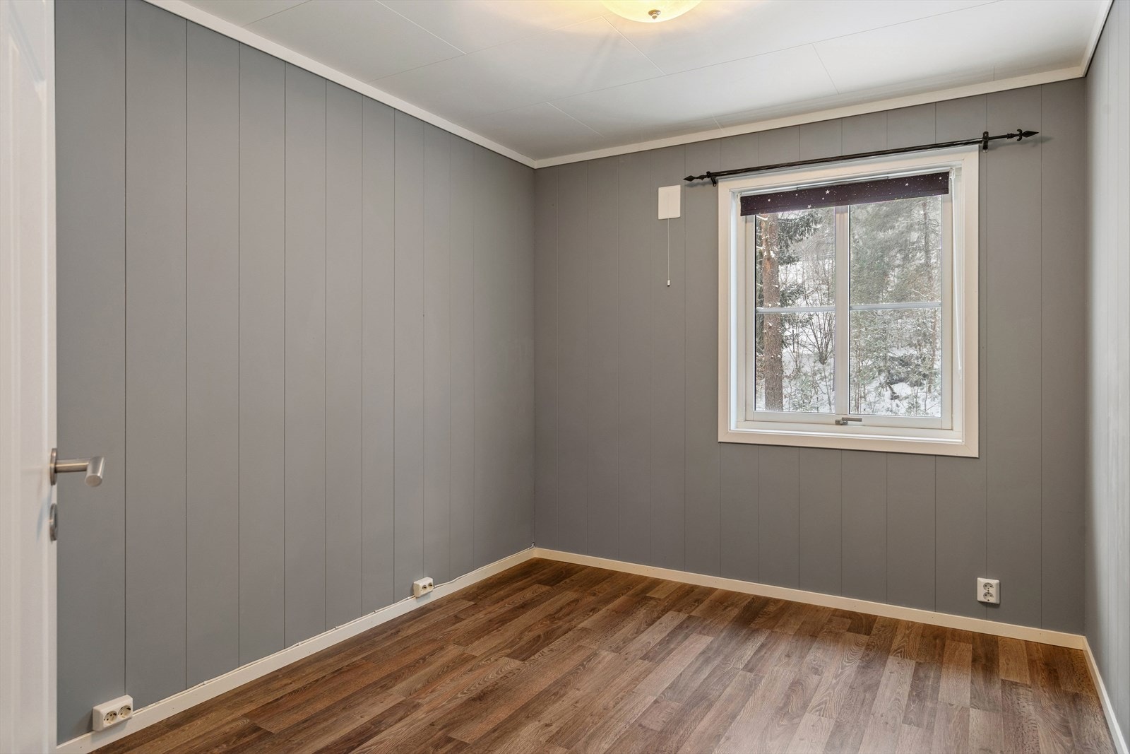 Rommet har god plass til både dobbelseng og nattbord. Galleribilde