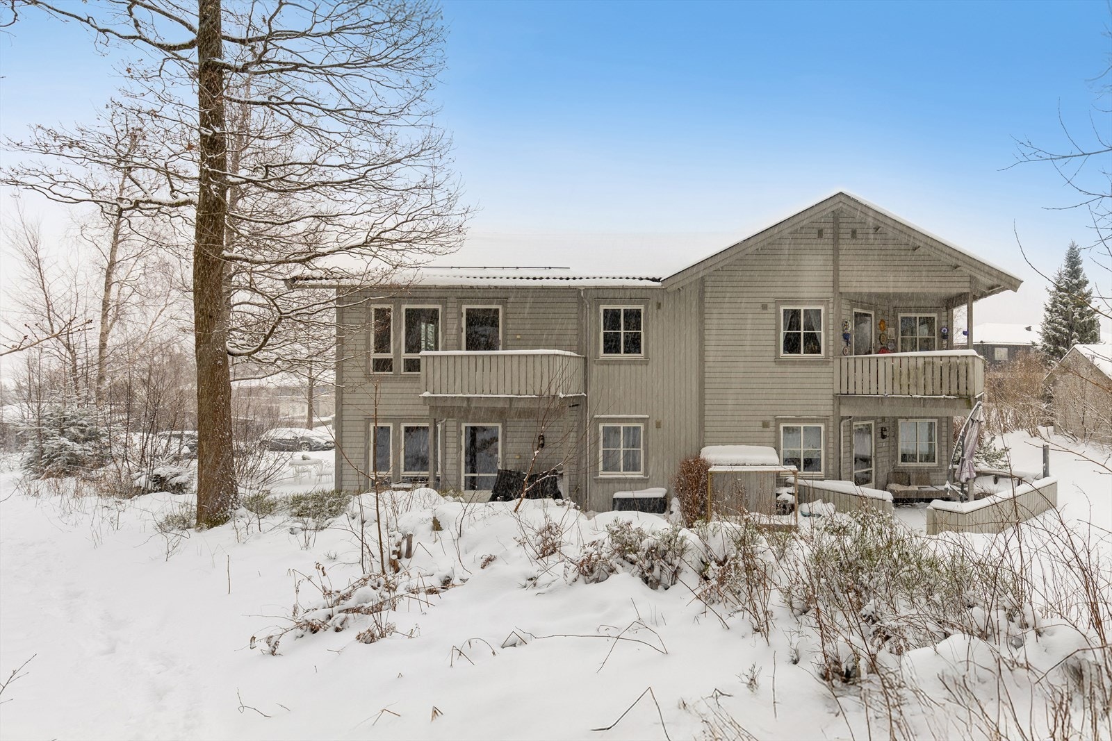 Nærområdet byr på vakker skog og behagelig fuglesang, som skaper en rolig og naturnær atmosfære rundt eiendommen. Galleribilde