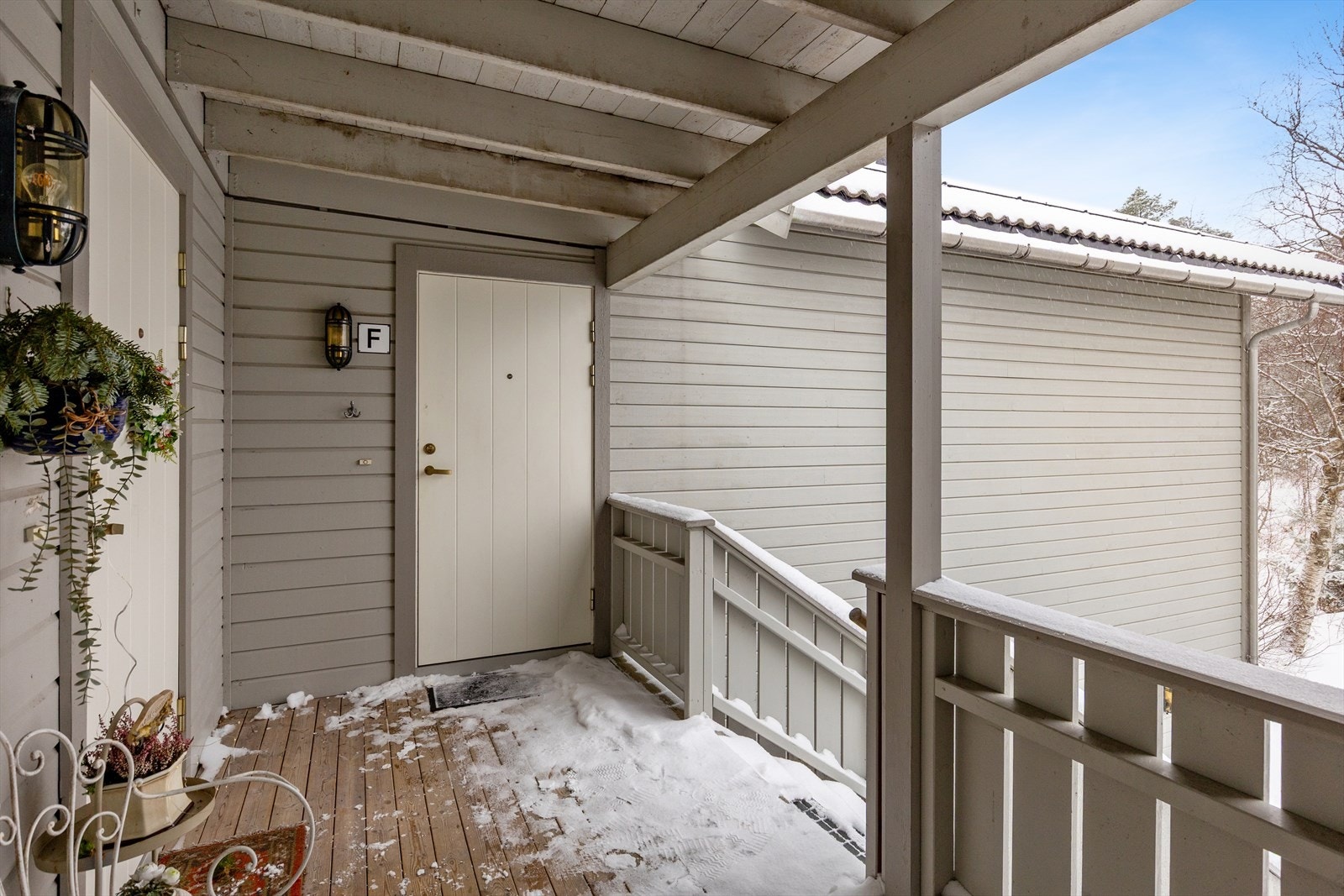 Inngangspartiet er overbygget og delt med nabo, og har trappeadkomst som gir en lun og praktisk tilkomst til boligen uansett vær. Galleribilde