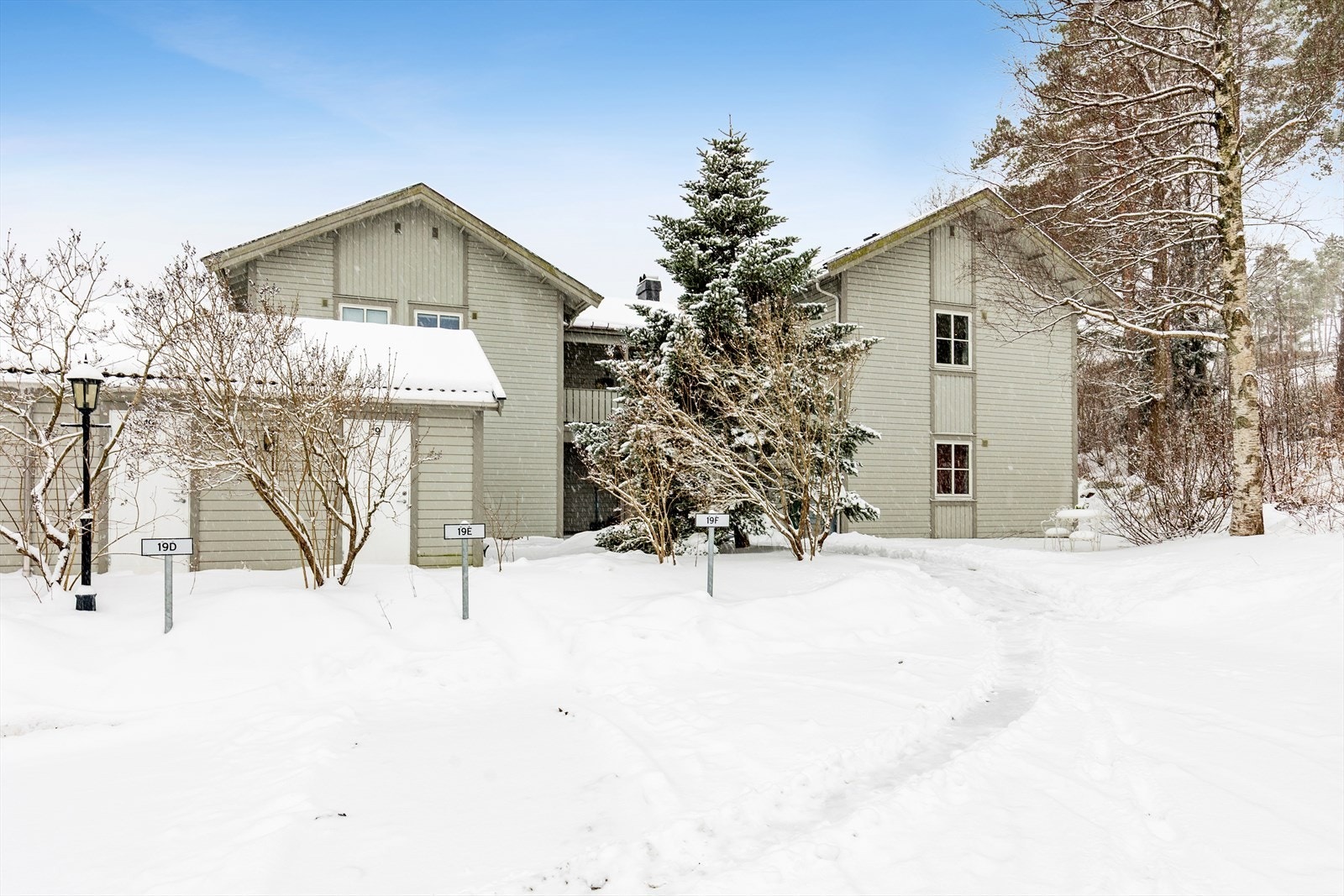 Gårdsplassen er asfaltert og gir enkel adkomst til boligene året rundt. Det medfølger parkeringsplass, slik at man alltid har en forutsigbar og trygg parkeringsløsning like ved boligen. Galleribilde