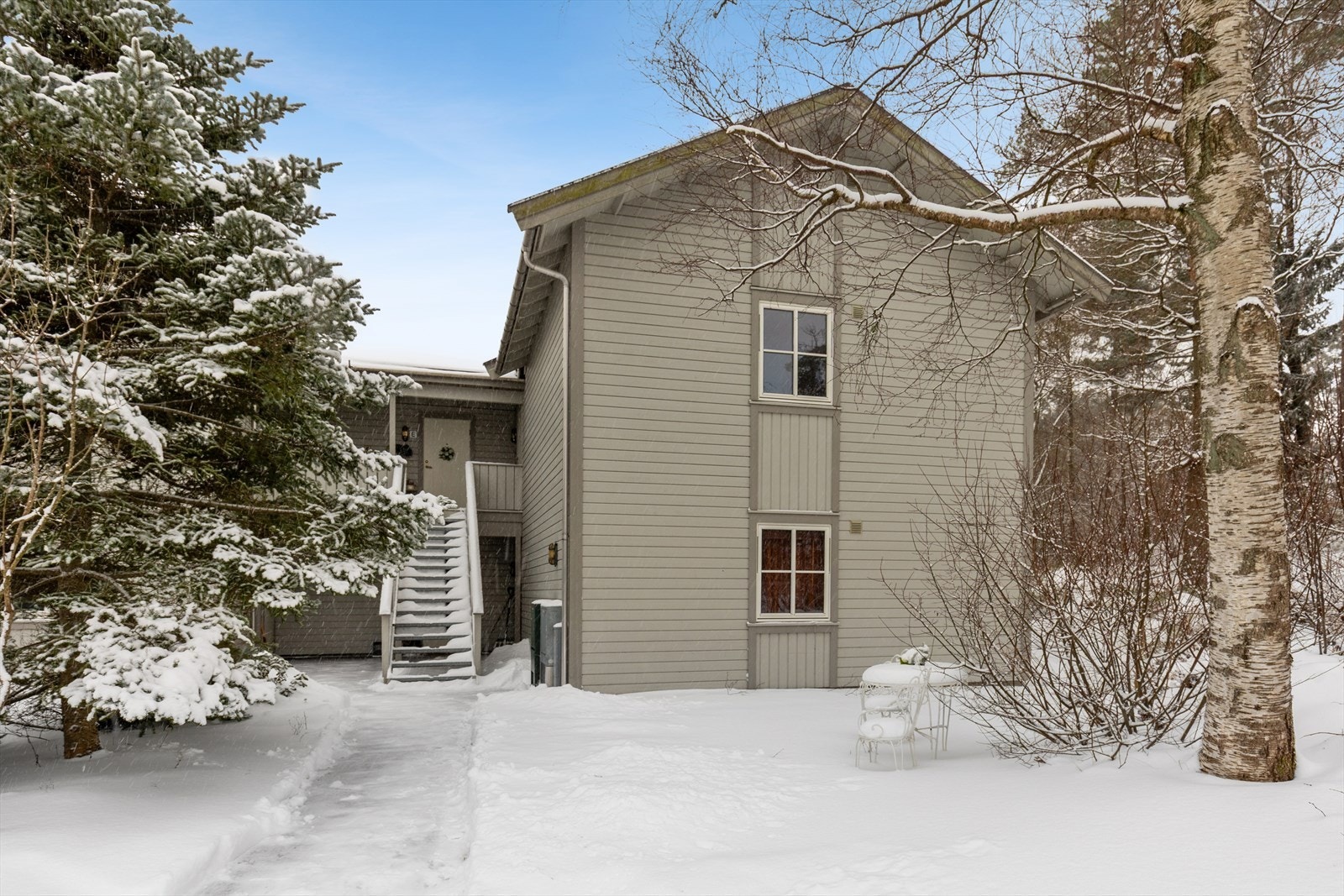 En lys og pen 2-roms andelsleilighet i et stille og etablert nabolag. Leiligheten ligger i byggets 2. etasje og ble oppført i 2004. Galleribilde