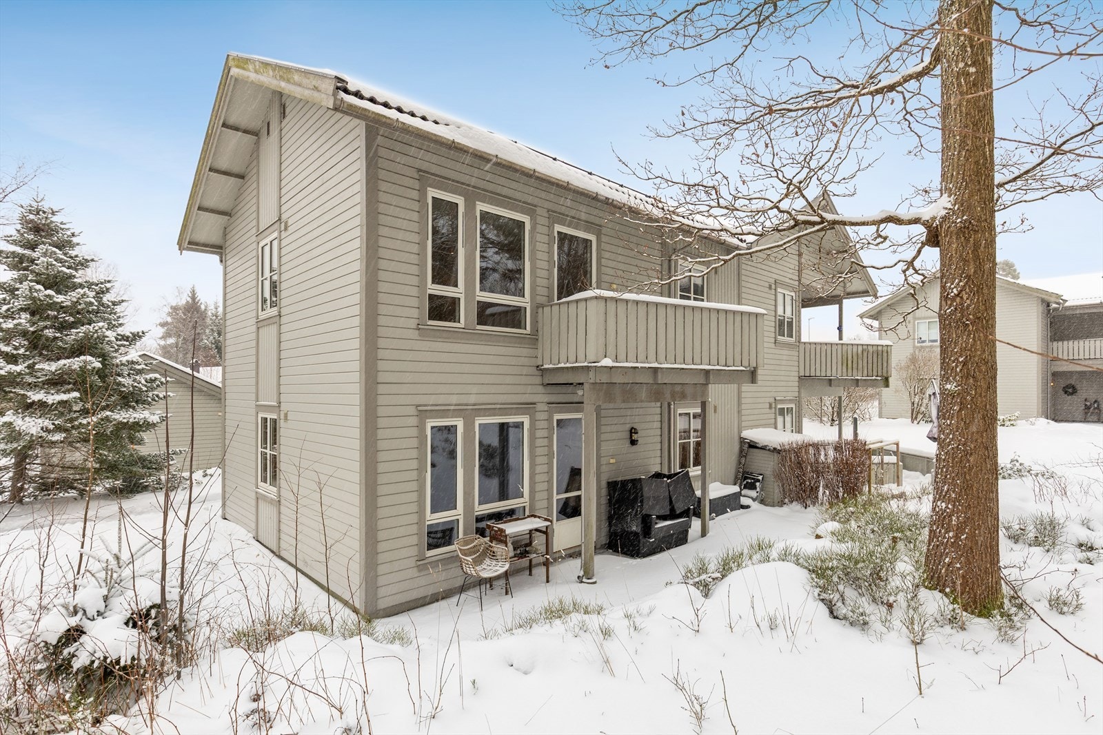 Tomten er en felles, eiet og pent opparbeidet eiendom som tilhører borettslaget. Området rundt er velstelt med grønne flater og friareal som grenser til eiendommen, noe som gir et trivelig og åpent bomiljø. Galleribilde