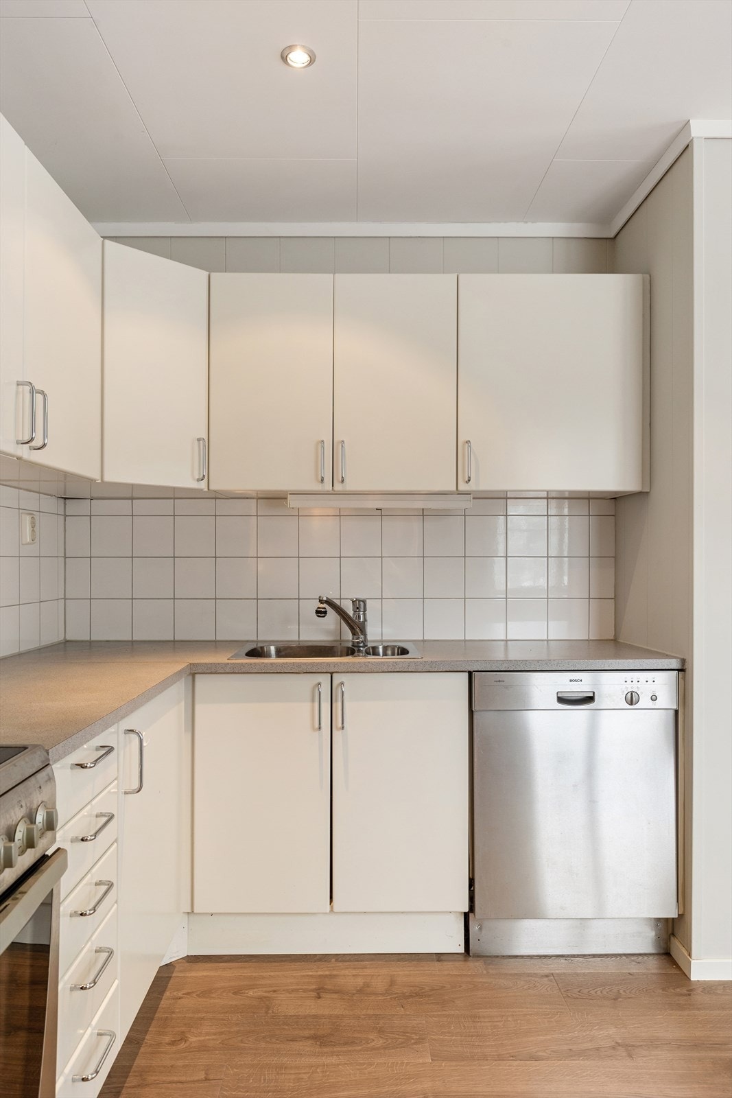 Varmtvannstanken på ca. 120 liter er plassert i kjøkkenbenken og ble skiftet i 2019. I samme sone er det også montert lekkasjestopper, som gir en ekstra trygghet mot eventuelle vannskader. Galleribilde