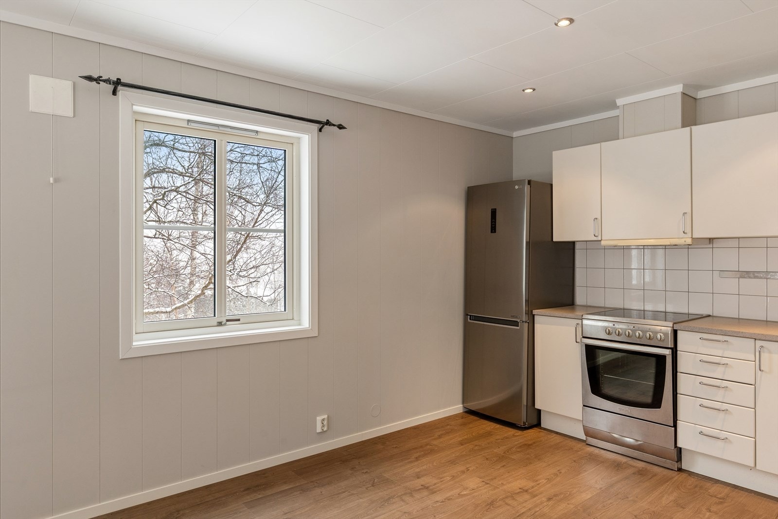 Rommet er utstyrt med en Flexit kjøkkenventilator med avtrekk ut, som sikrer effektiv utsuging av matos og god ventilasjon. Galleribilde