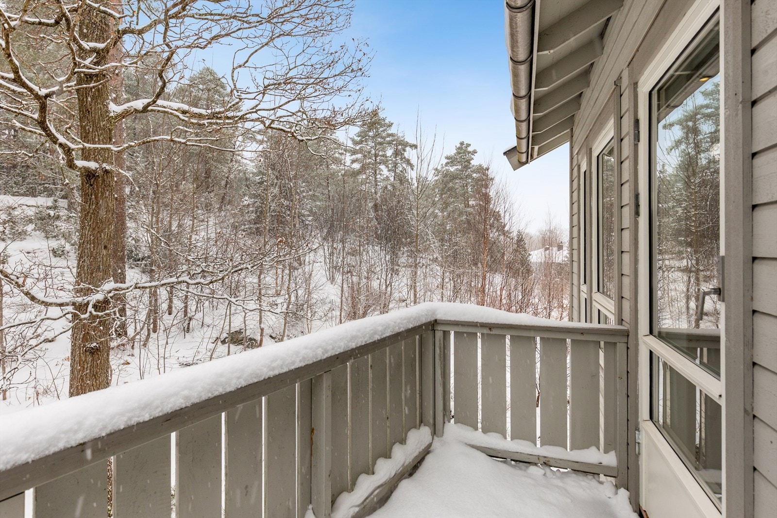 Fra stuen har du direkte adkomst til en hyggelig balkong på ca. 4 kvm, med plass til blomsterdekor og en liten sittegruppe. Galleribilde