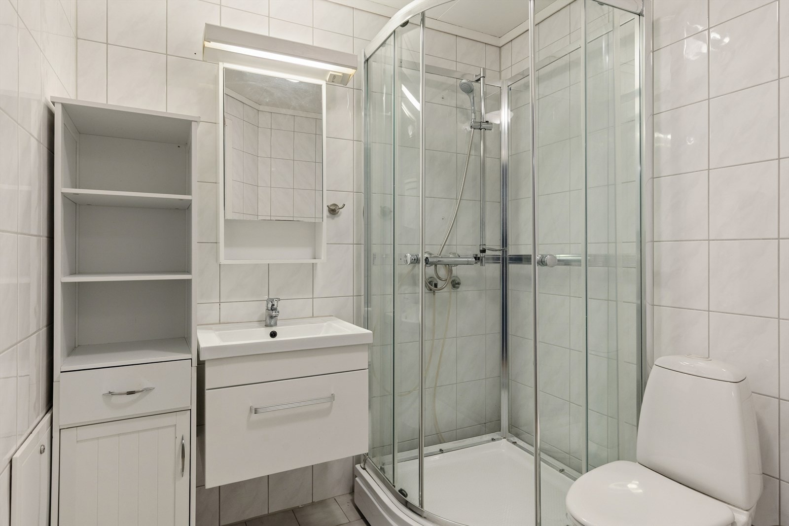 Badet er fra byggeåret 2004, men dusjkabinett og servant ble skiftet i 2014. Det er installert elektriske varmekabler i gulvet, som sørger for en behagelig temperatur året gjennom. Galleribilde