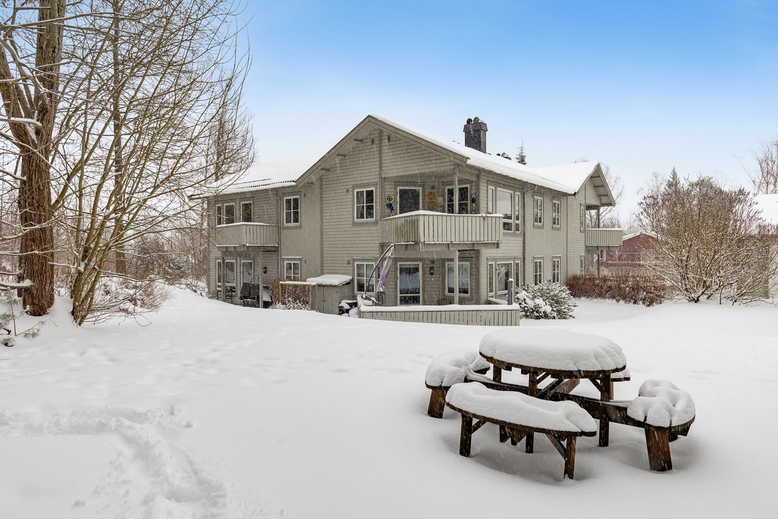 Uteområdene er velstelte og innbydende, med gressplener som gir flotte leke- og oppholdsarealer, samt beplantning, trær og prydbusker som skaper et grønt og trivelig bomiljø. Galleribilde