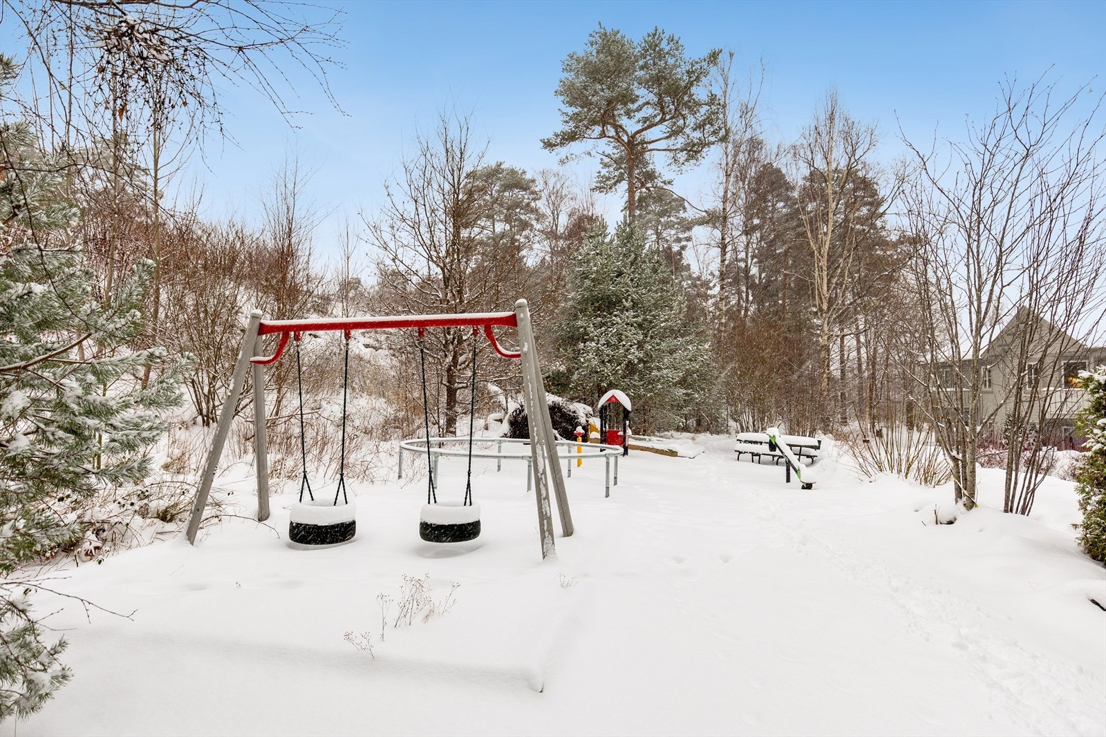 Borettslaget har en trivelig lekeplass i området, som gir et trygt og hyggelig uteområde for barn og familier. Galleribilde