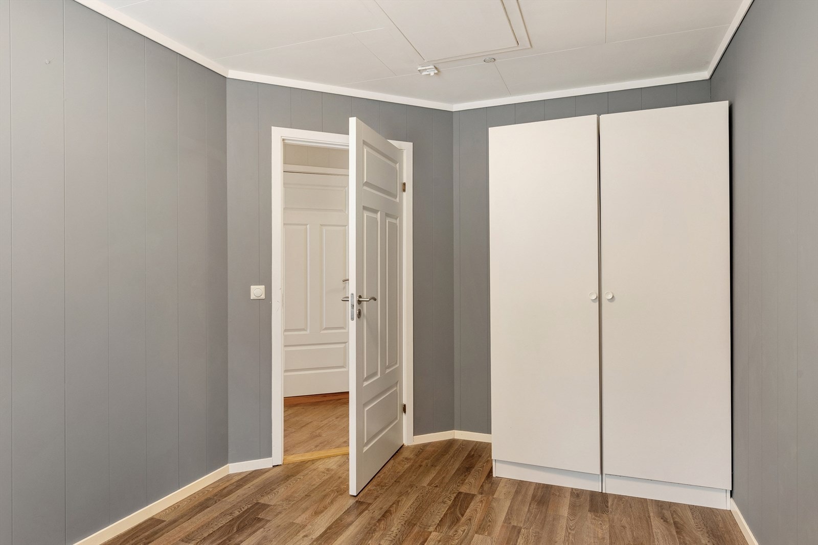 Soverommet har et dobbelt garderobeskap som gir god oppbevaringsplass, samt loftsluke til kaldloft for ekstra lagringsmuligheter. Galleribilde