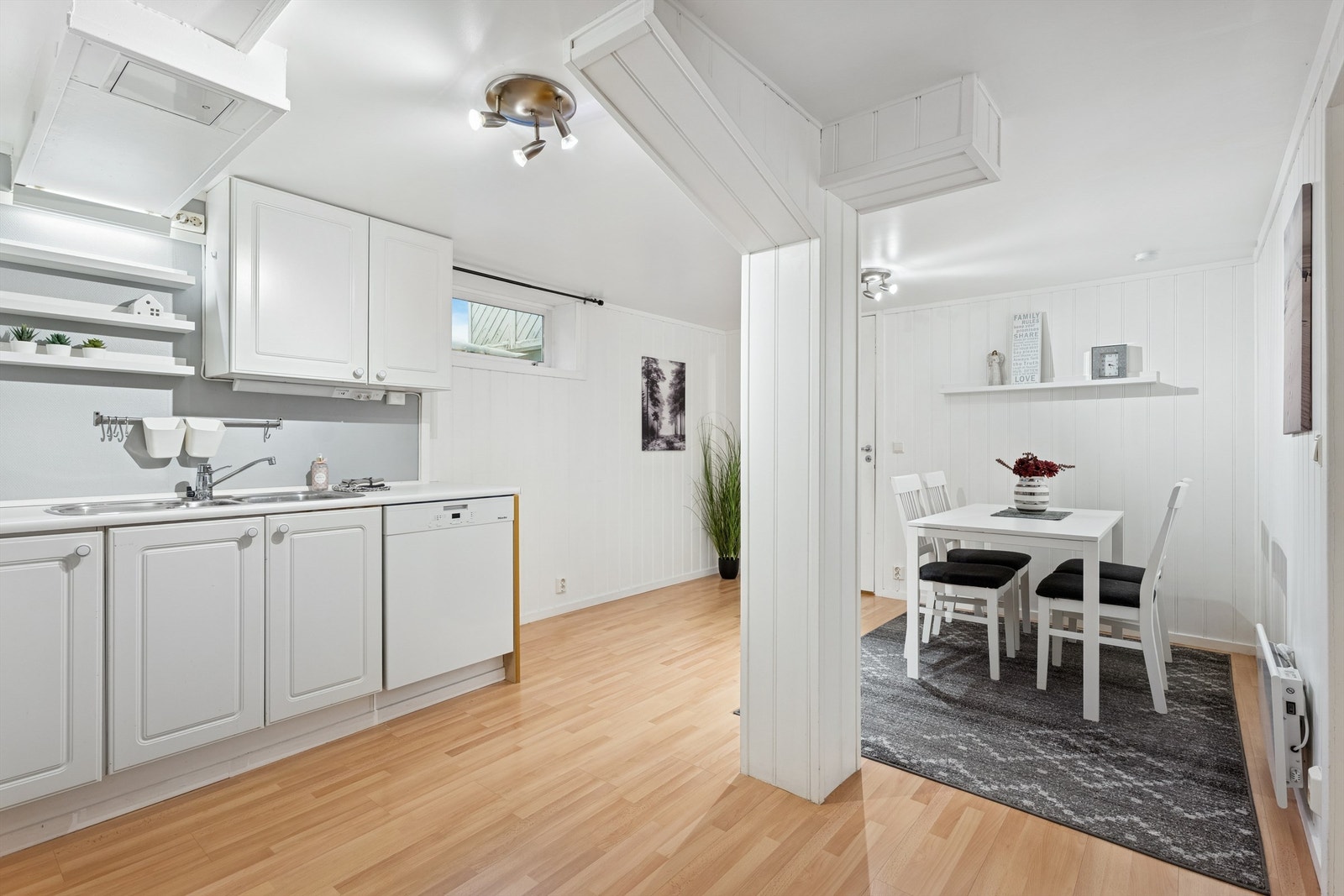 Deler av boligens kjelleretasje er innredet som en utleiedel. Dette er arealet er ikke byggemeldt og godkjent for beboelse. Galleribilde