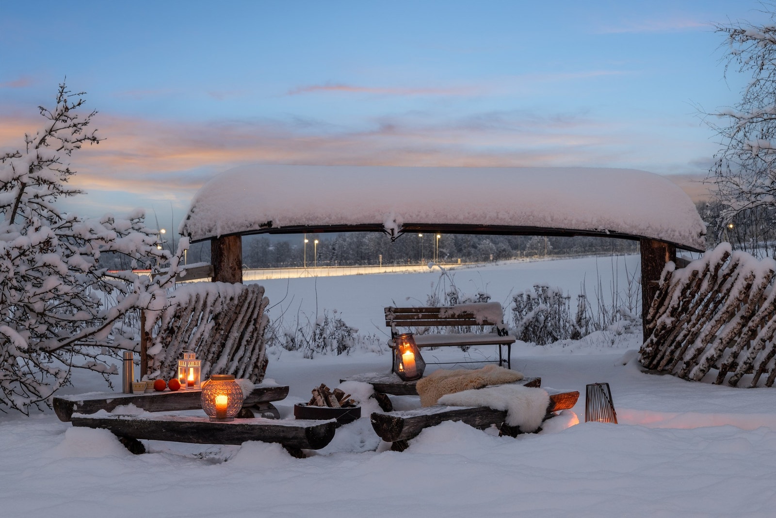 Romslig tomt på 1.4 mål som er pent og normalt opparbeidet med plen, hekker og prydbeplantning. Galleribilde