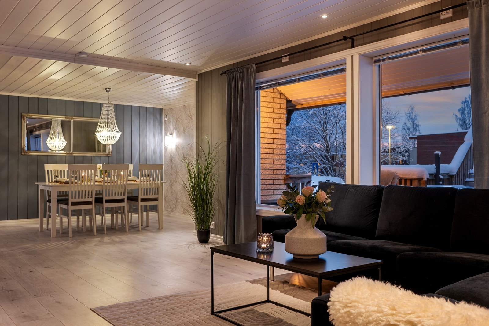 Stor og god stue med peisovn. Galleribilde