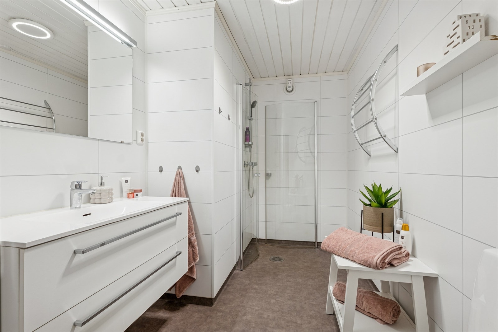 Pent bad i første etasje oppusset i 2018. Elektrisk gulvvarme, dusjhjørne med innfellbare glassvegger. Galleribilde