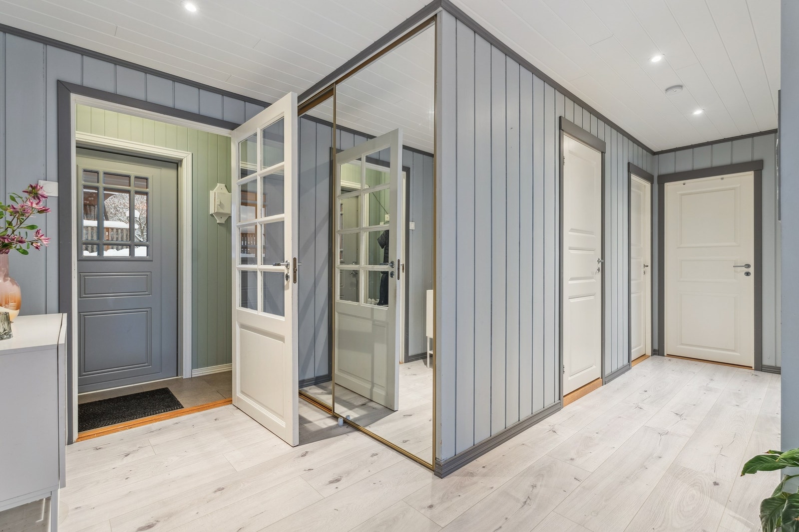 Entré og hall. Galleribilde