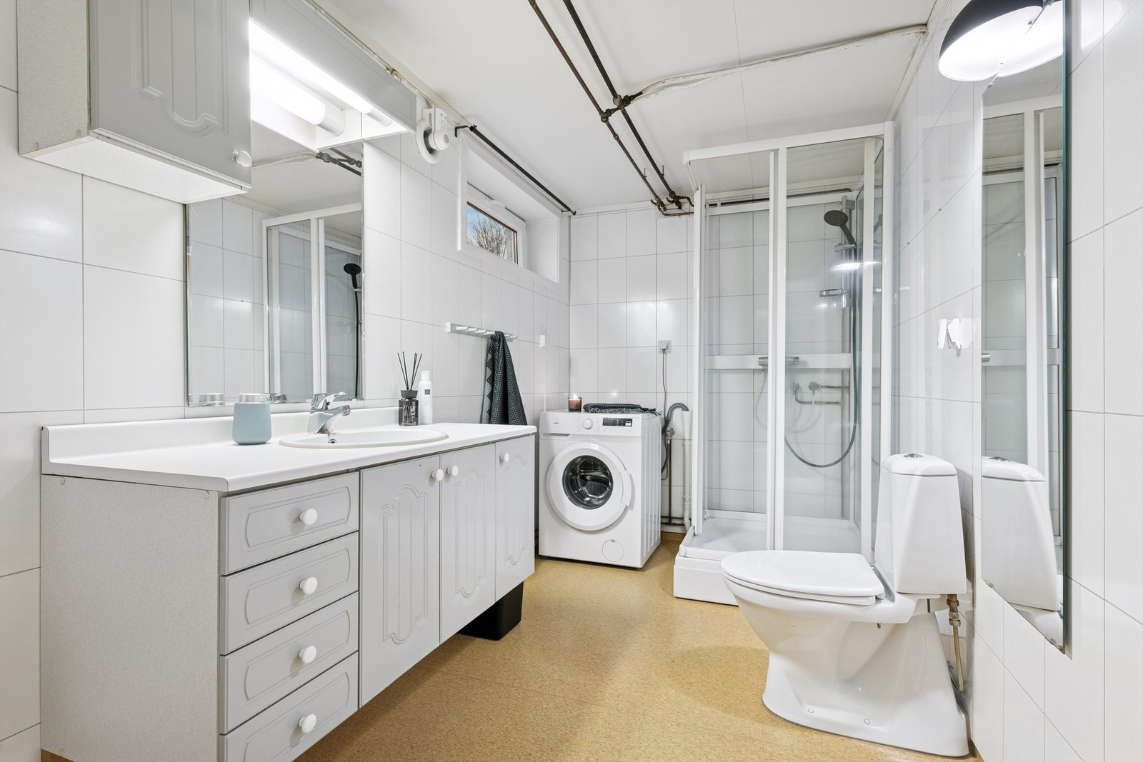 Deler av boligens kjelleretasje er innredet som en utleiedel. Dette er arealet er ikke byggemeldt og godkjent for beboelse. Galleribilde