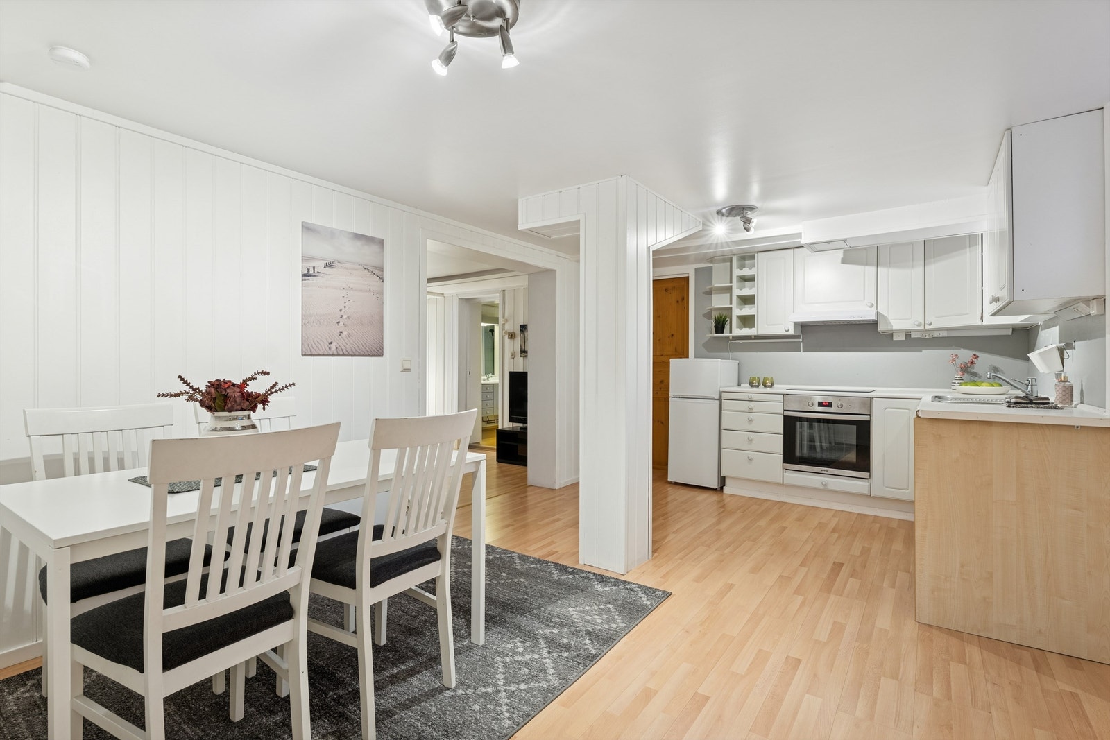 Deler av boligens kjelleretasje er innredet som en utleiedel. Dette er arealet er ikke byggemeldt og godkjent for beboelse. Galleribilde