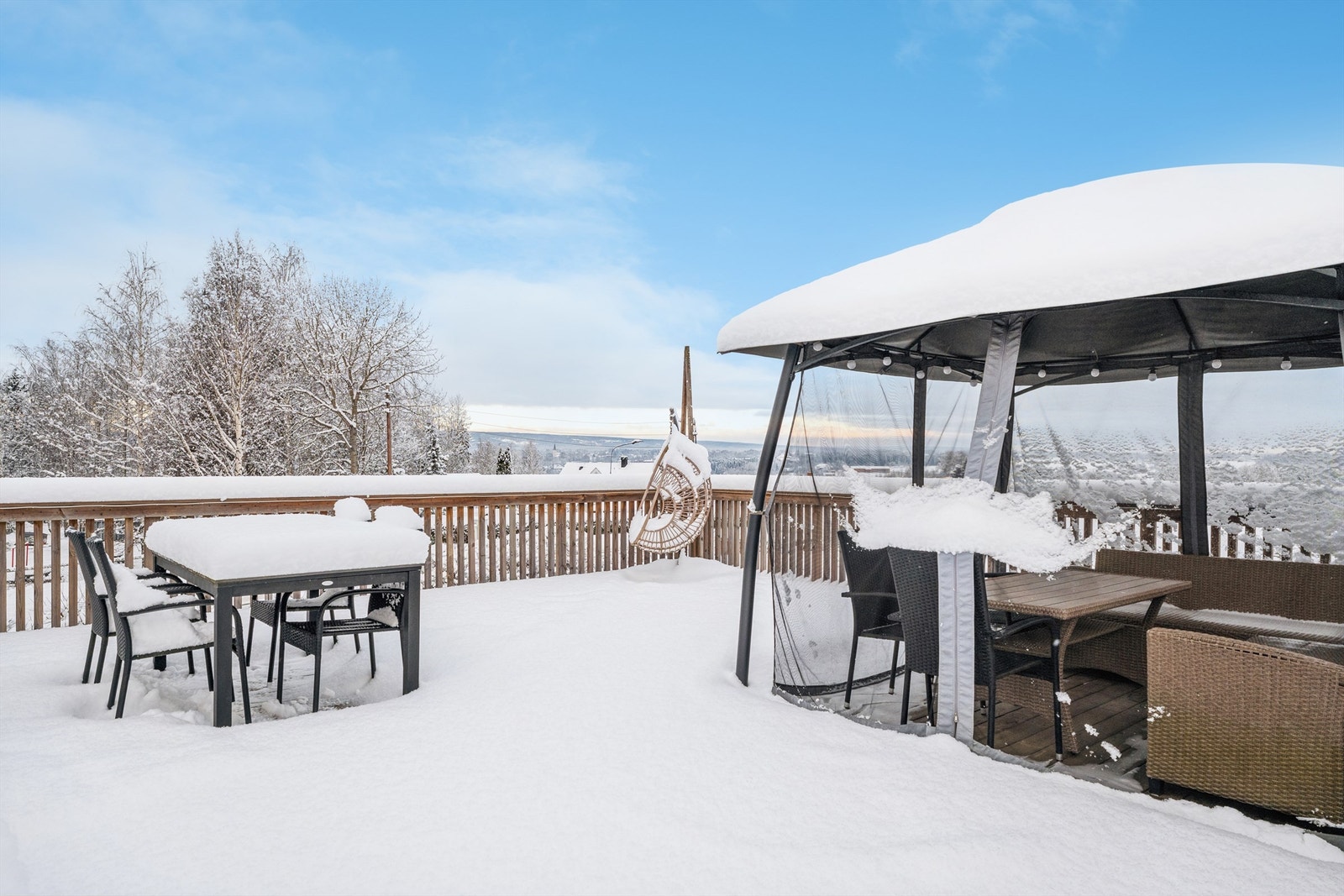 Store og gode terrassearealer på begge sider av boligen. På sydsiden er det anlagt takoverbygg over deler av terrassen. Det er i tillegg en meget stor terrasse på garasjetaket som er knyttet sammen med terrassen på nordsiden av huset. Galleribilde