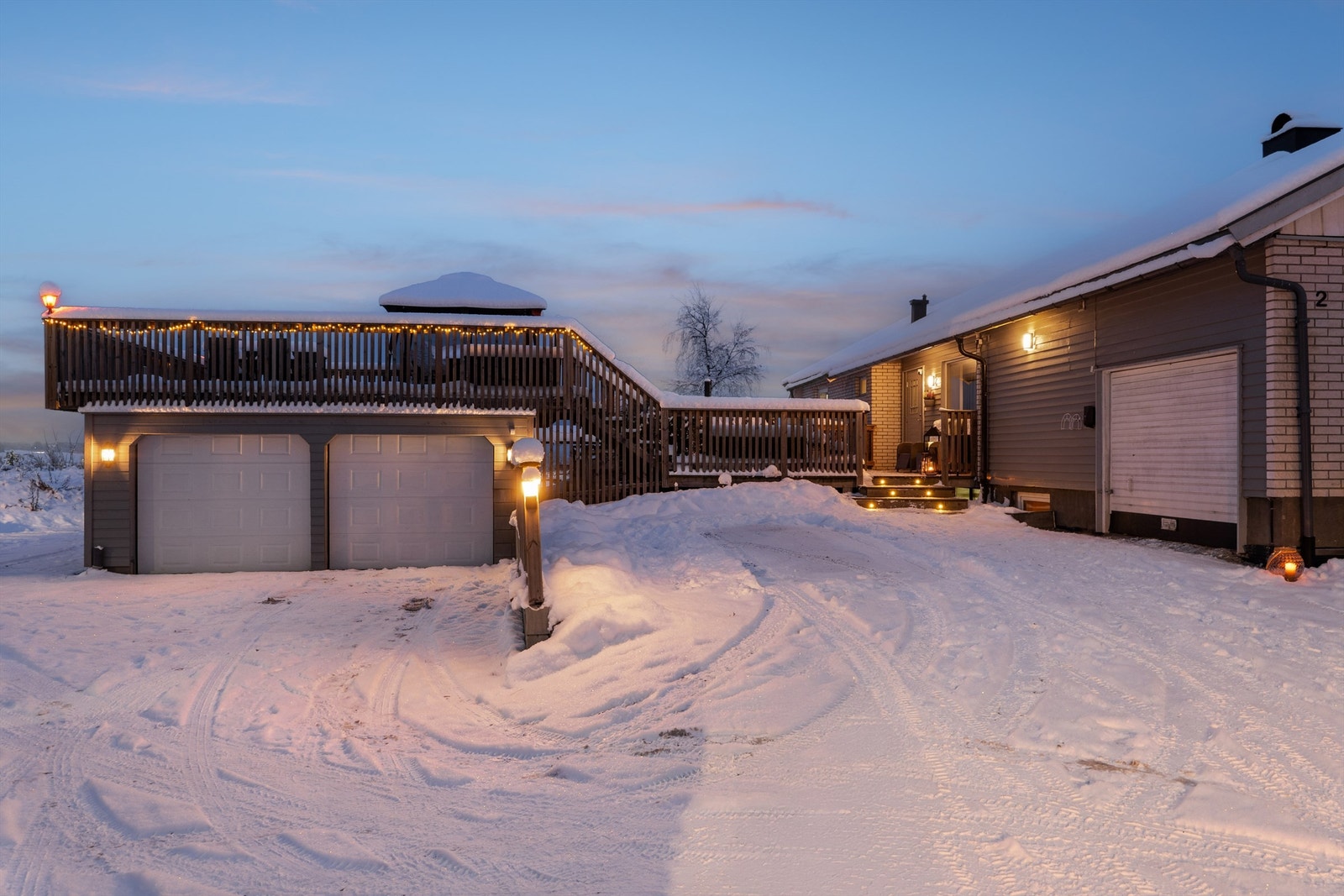 Gode parkeringsforhold med stor gårdsplass og 3 garasjeplasser. Galleribilde