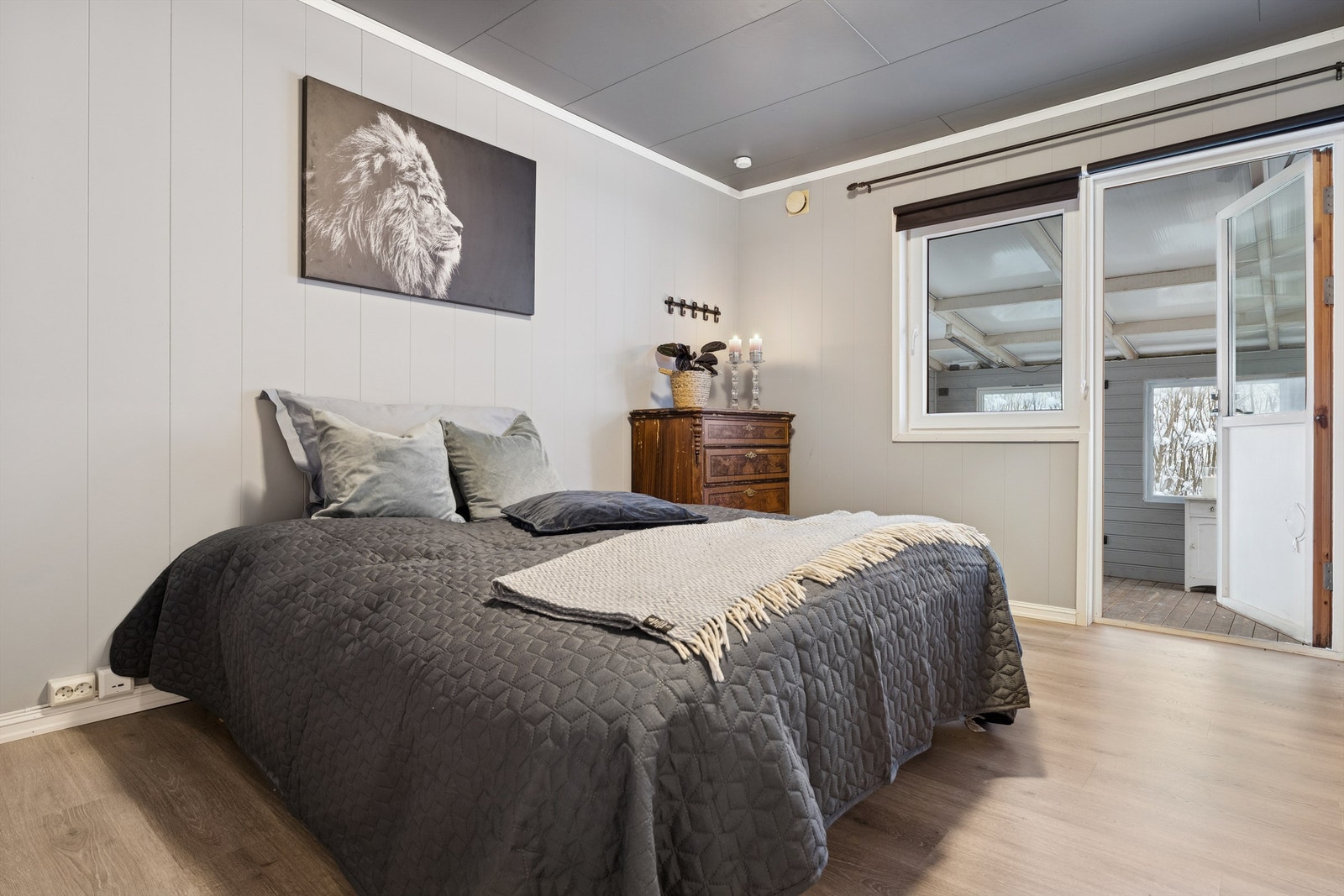 Soverom 1 med utgang til innbygget del av terrassen. Galleribilde