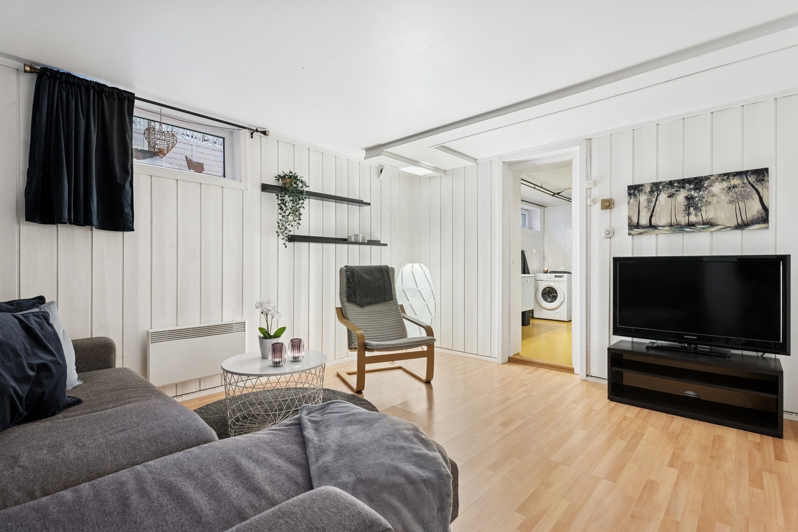 Deler av boligens kjelleretasje er innredet som en utleiedel. Dette er arealet er ikke byggemeldt og godkjent for beboelse. Galleribilde