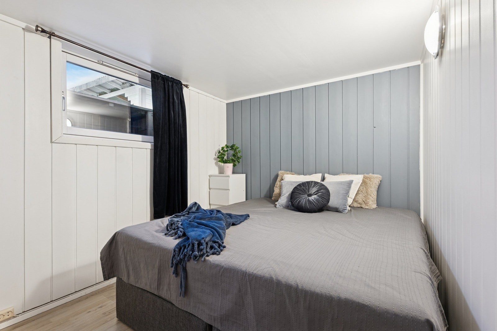 Deler av boligens kjelleretasje er innredet som en utleiedel. Dette er arealet er ikke byggemeldt og godkjent for beboelse. Galleribilde