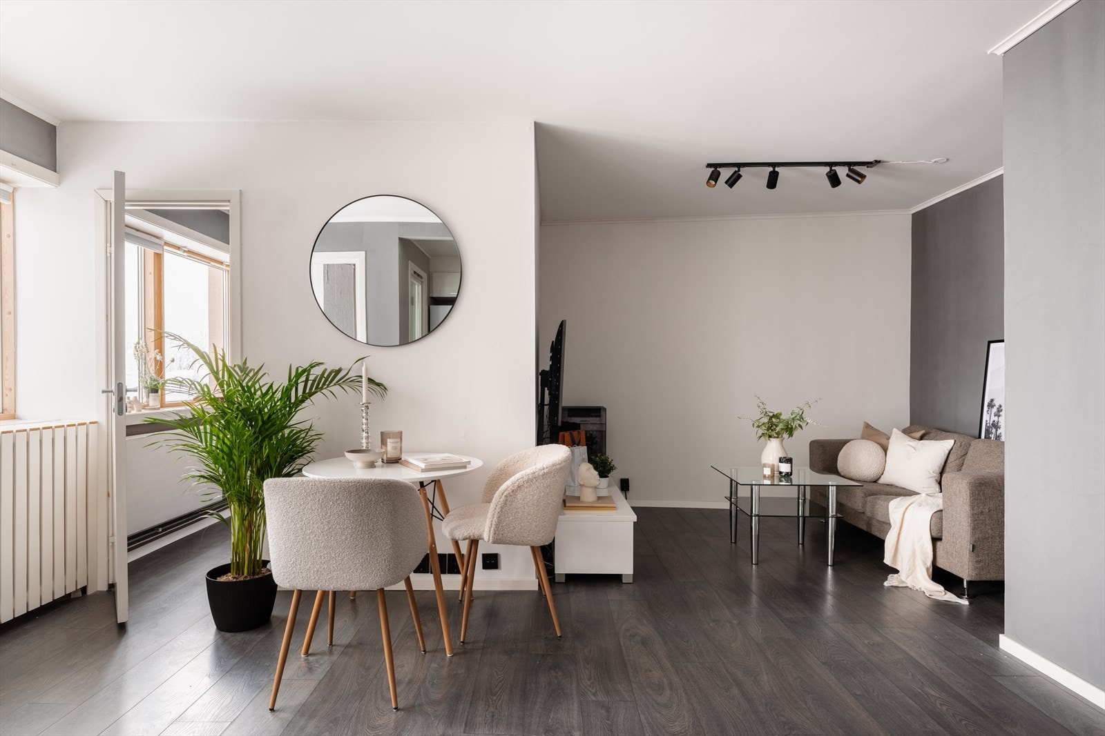 Stuen er av god størrelse med gode muligheter for å dele inn i ulike soner. Galleribilde