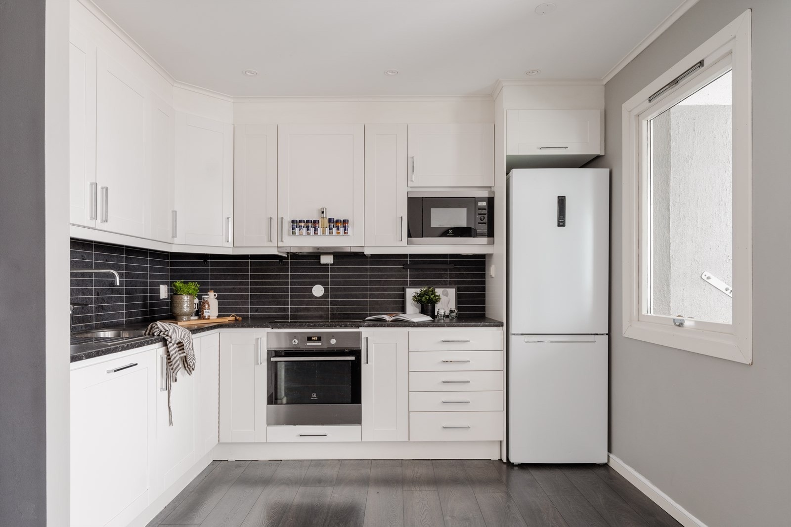 Romslig kjøkken med rikelig med skap- og benkeplass! Galleribilde