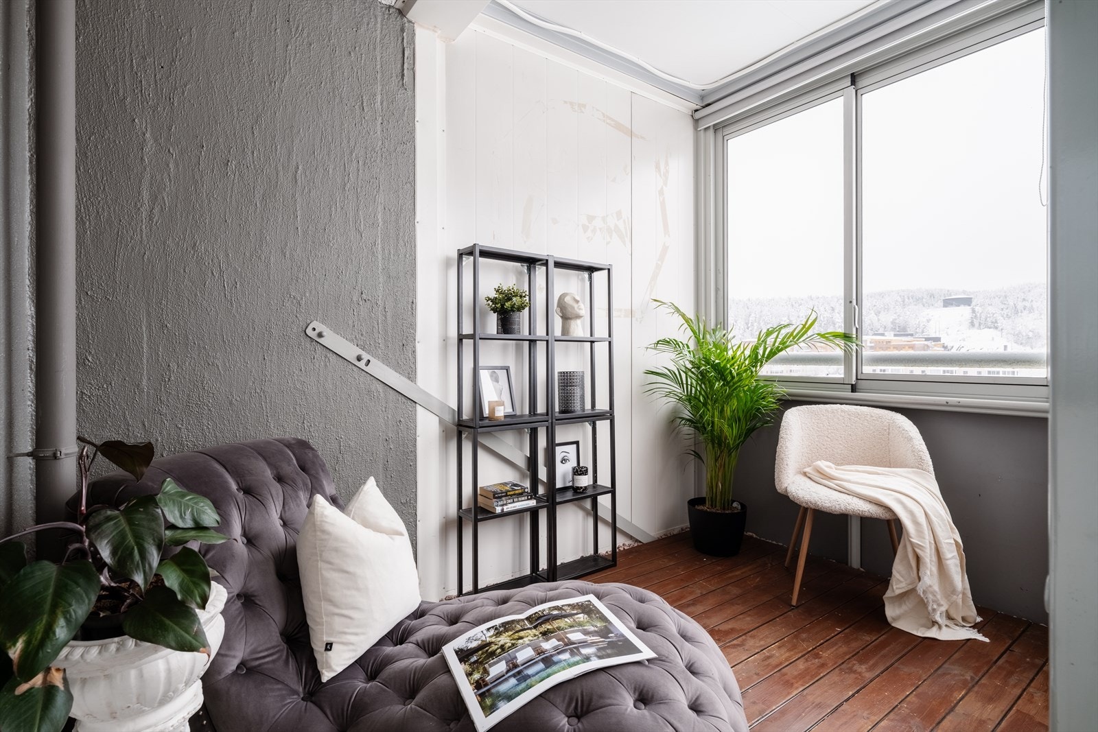 Hyggelig innglasset balkong med adkomst fra stue/kjøkken. Galleribilde