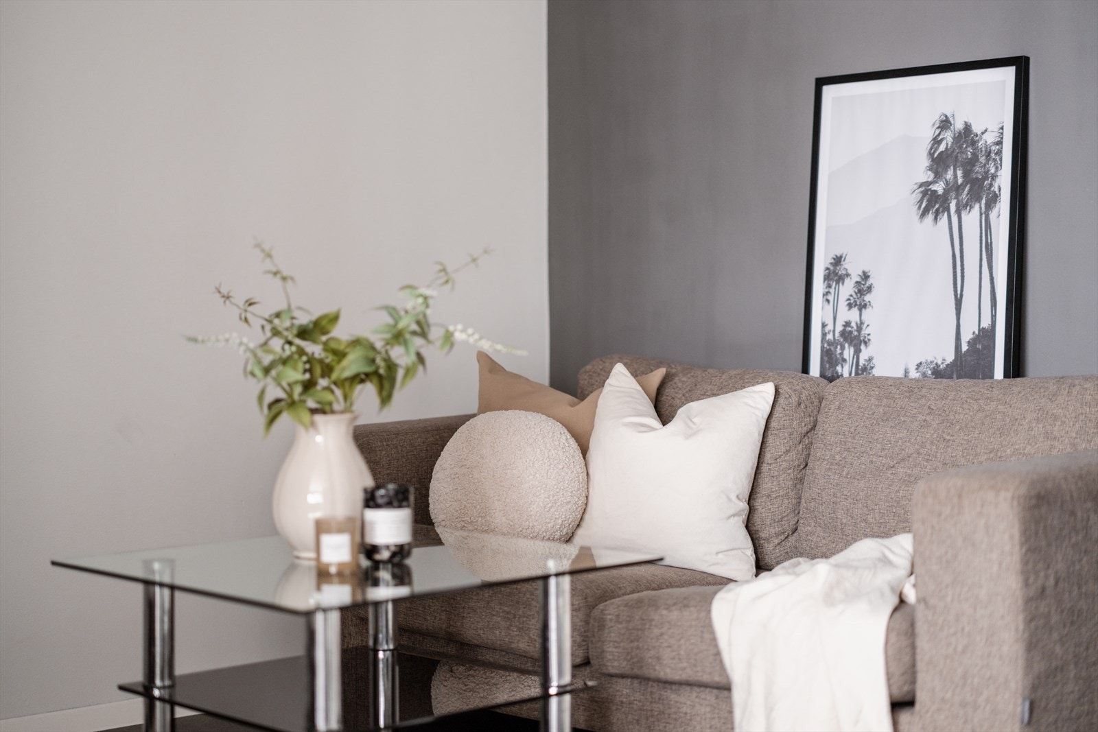 Boligen varmes opp via radiatorer tilknyttet felles varmtvann og er montert i stue/kjøkken og soverom. Galleribilde