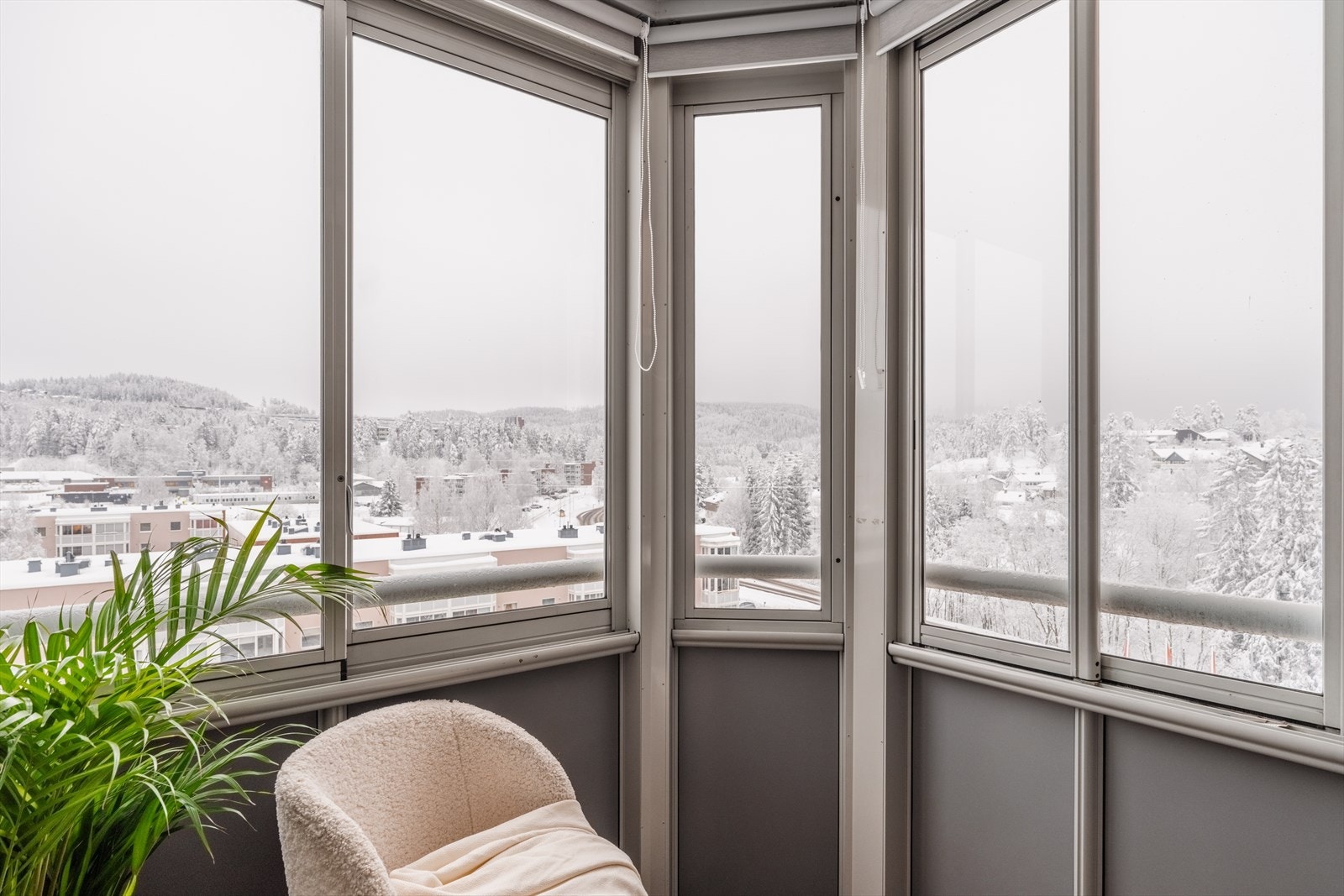 Fra stuen er det utgang til en flott innglasset balkong på ca. 7 m², som skaper en fin forlengelse av stuen. Galleribilde