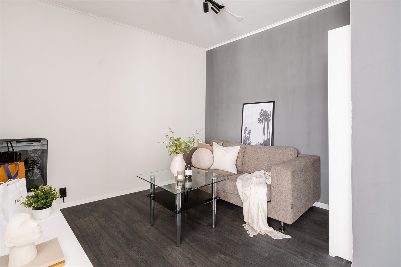 Skjermet sone med god plass til sofagruppe og tilhørende møblement. Galleribilde