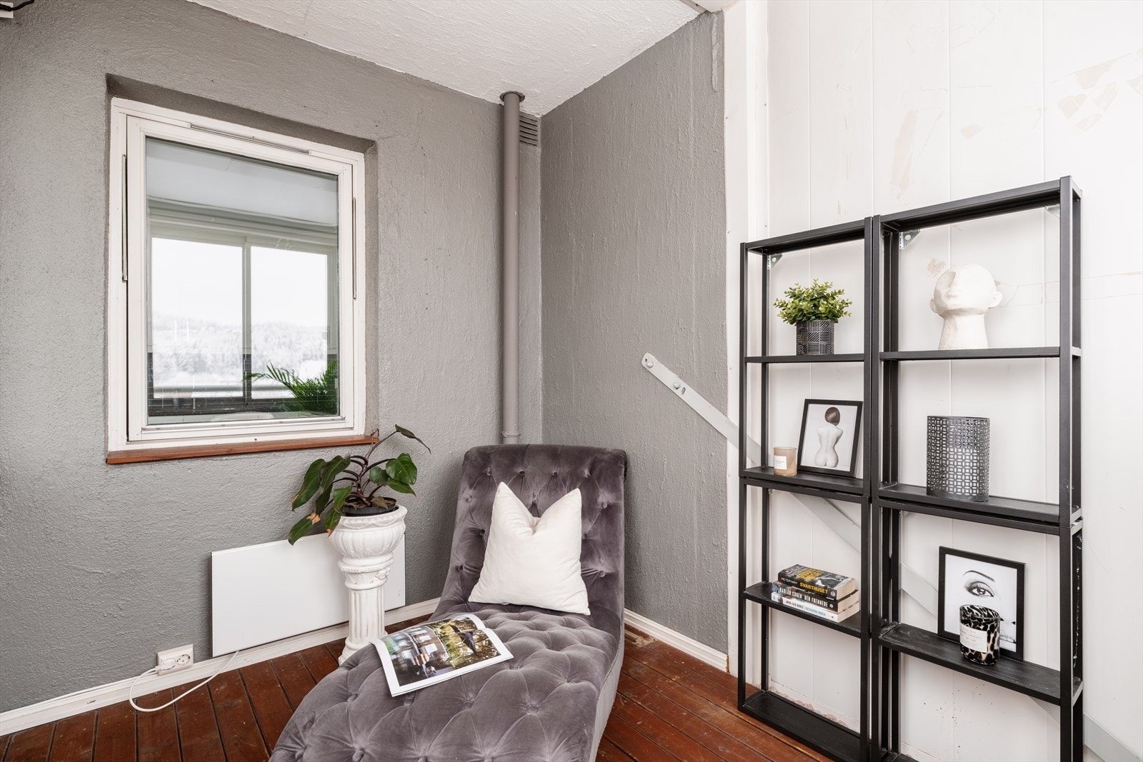 Den innglassede balkongen har plass til både en koselig sittegruppe og et spisebord. Galleribilde