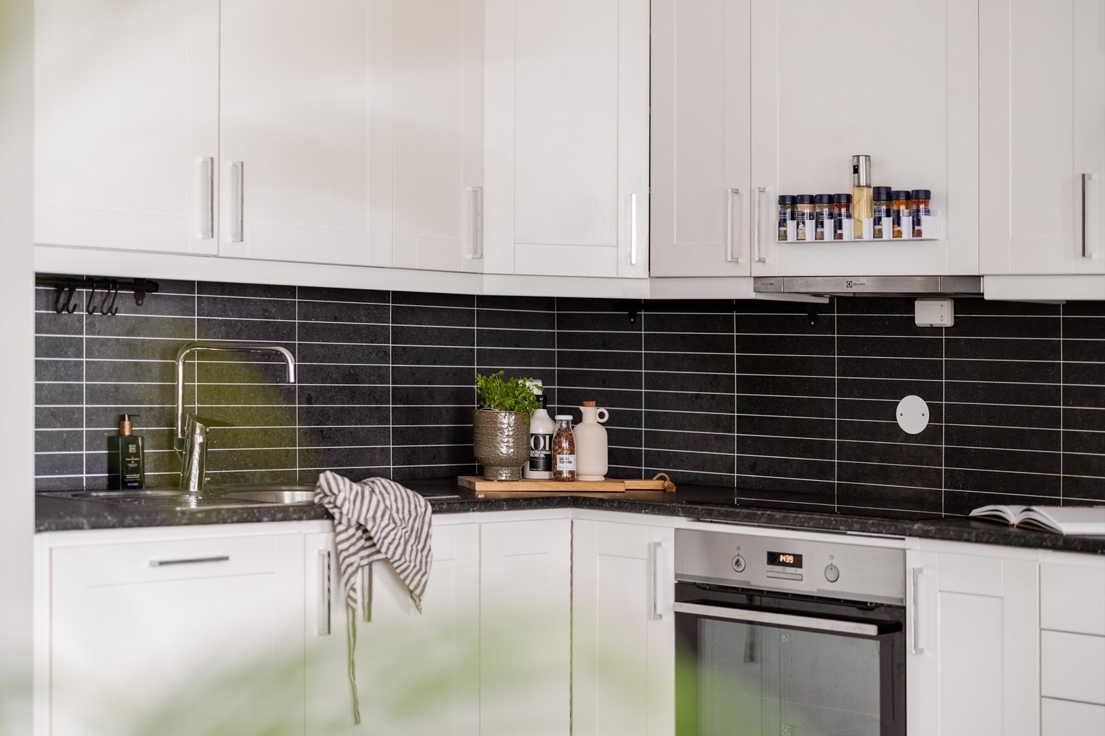 Laminat benkeplate med nedfelt kum i rustfritt stål. Ventilator med avtrekk gjennom yttervegg. Galleribilde