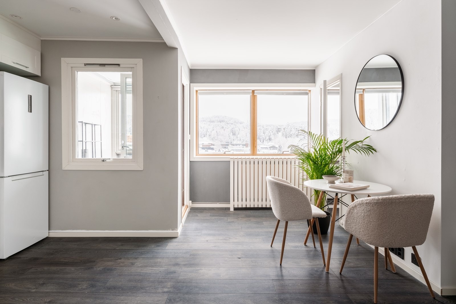 God plass til et romslig spisebord i tilknytning til kjøkkenet. Galleribilde