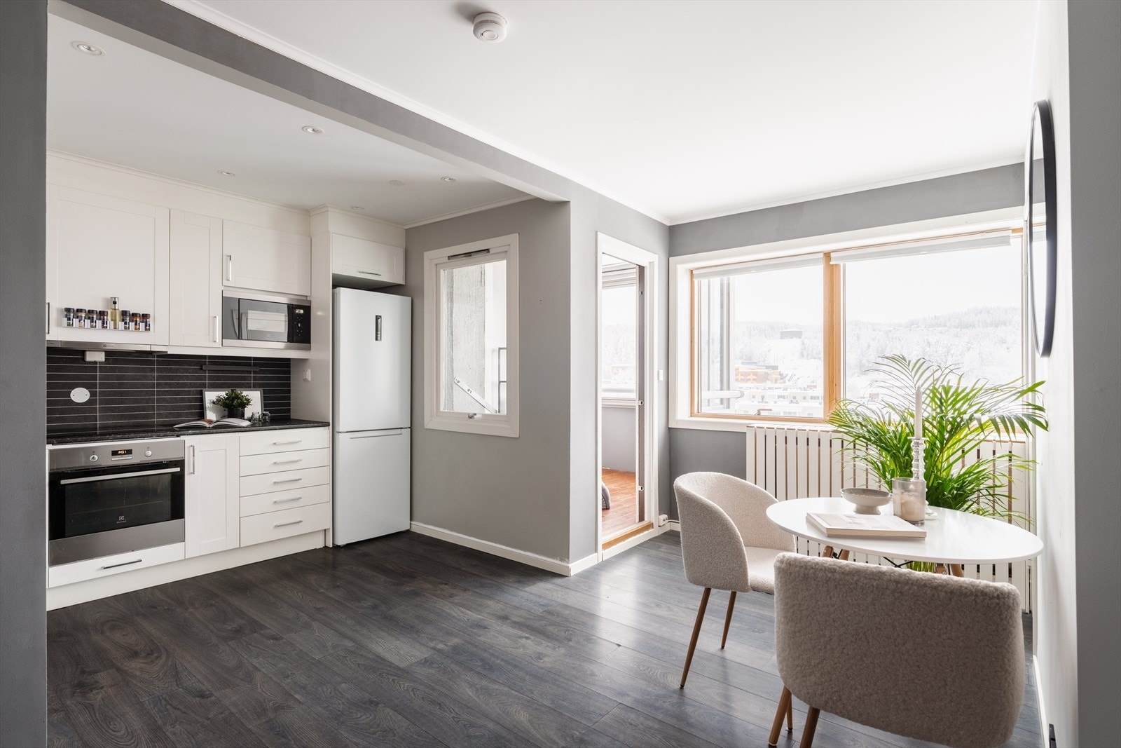 Sisilie Berg v/Nordvik eiendomsmegling har gleden av å presentere Løvenstadtorget 17. En ettertraktet endeleilighet med innglasset balkong, fine solforhold og flott utsikt, samt egen biloppstillingsplass og heis.
Foto: Paul-Dan Dragoman Galleribilde