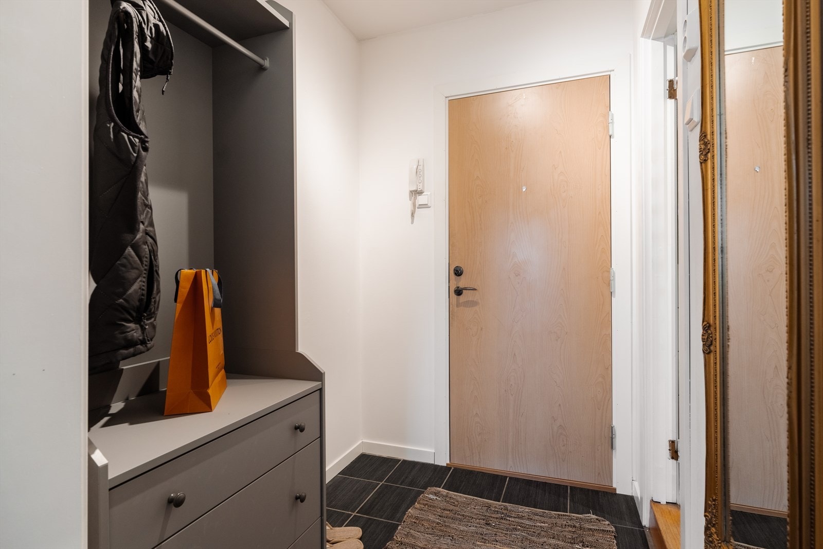 Leiligheten har en pen entré som gir et godt førsteinntrykk. Galleribilde