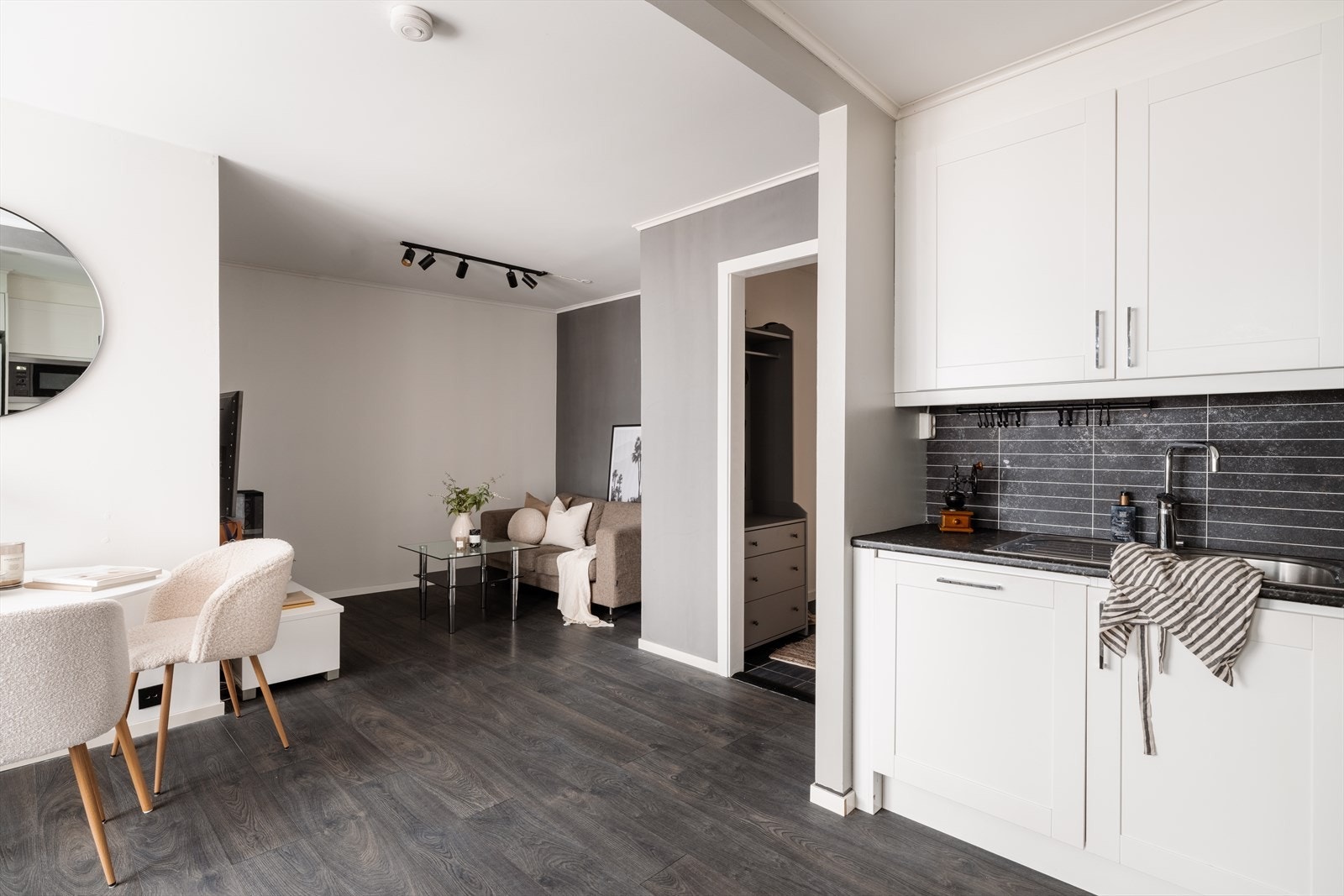 Lys og praktisk kjøkkenløsning med rikelig benkeplass og godt med skapplass, perfekt for matlaging og hverdagsliv. Galleribilde