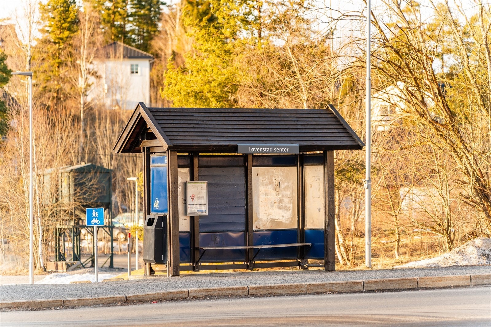 Umiddelbar nærhet til kollektive forbindelser med hyppige avganger til og fra Oslo og Lillestrøm. Galleribilde