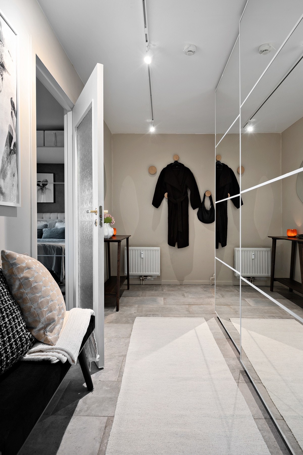 Meget gode møbleringsmuligheter i gangen, plass til både benk og konsollbord i tillegg til skyvedørsgarderoben. Galleribilde