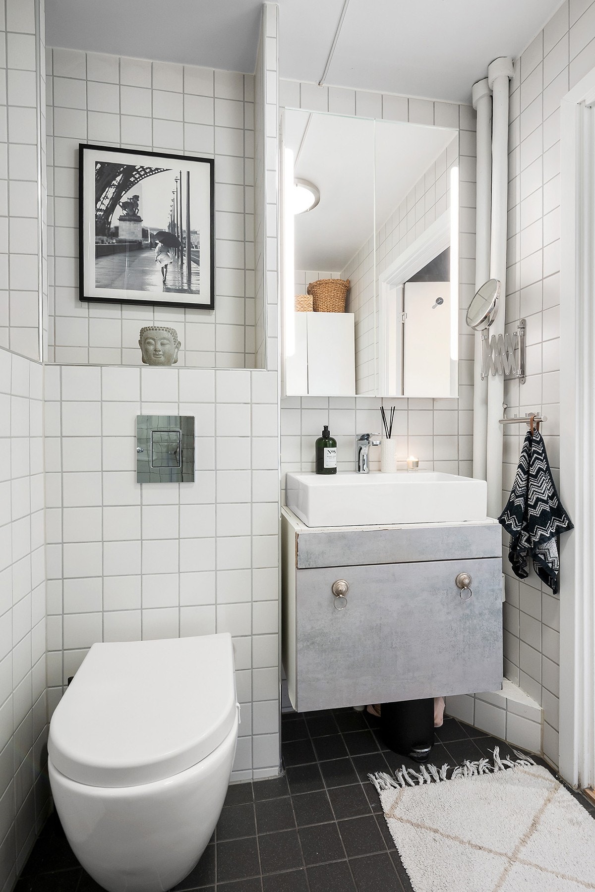 Baderomsinnredningen er bestående av servant med skuffeseksjon, speilskap med sidelys, vegghengt klosett, dusjhjørne med svingbare glassdører og opplegg for vaskemaskin. Galleribilde