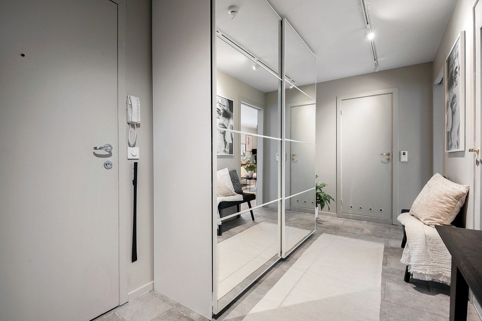 Entréen gir et hyggelig førsteinntrykk og har en skyvedørsgarderobe fra 2024 med god oppbevaringsplass for yttertøy. Galleribilde