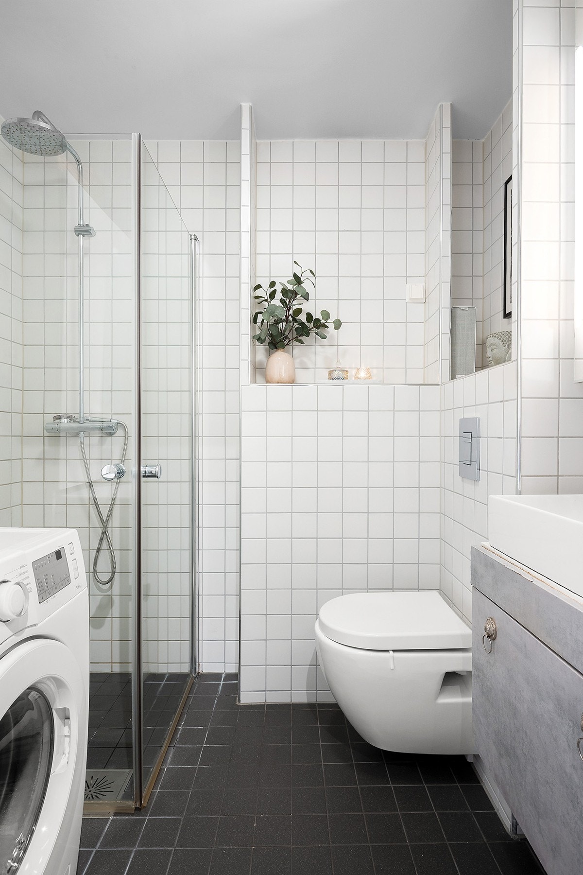 Pent og flislagt bad som er pusset opp i regi av tidligere eier i 2013. Galleribilde