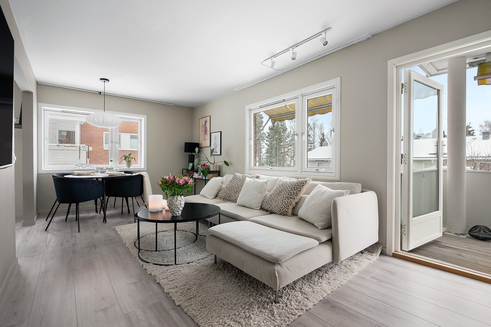 Endeleilighet med store vindusflater som slipper inn mye naturlig lys gjennom dagen. Galleribilde