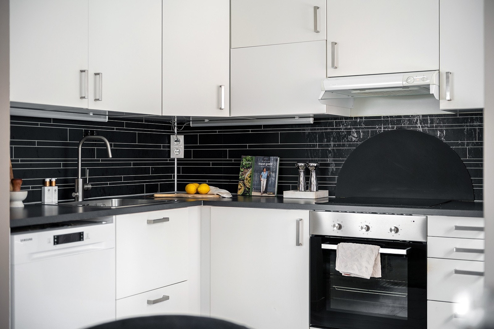 Lyst og pent kjøkken med god benkeplass og rikelig med skap. Galleribilde