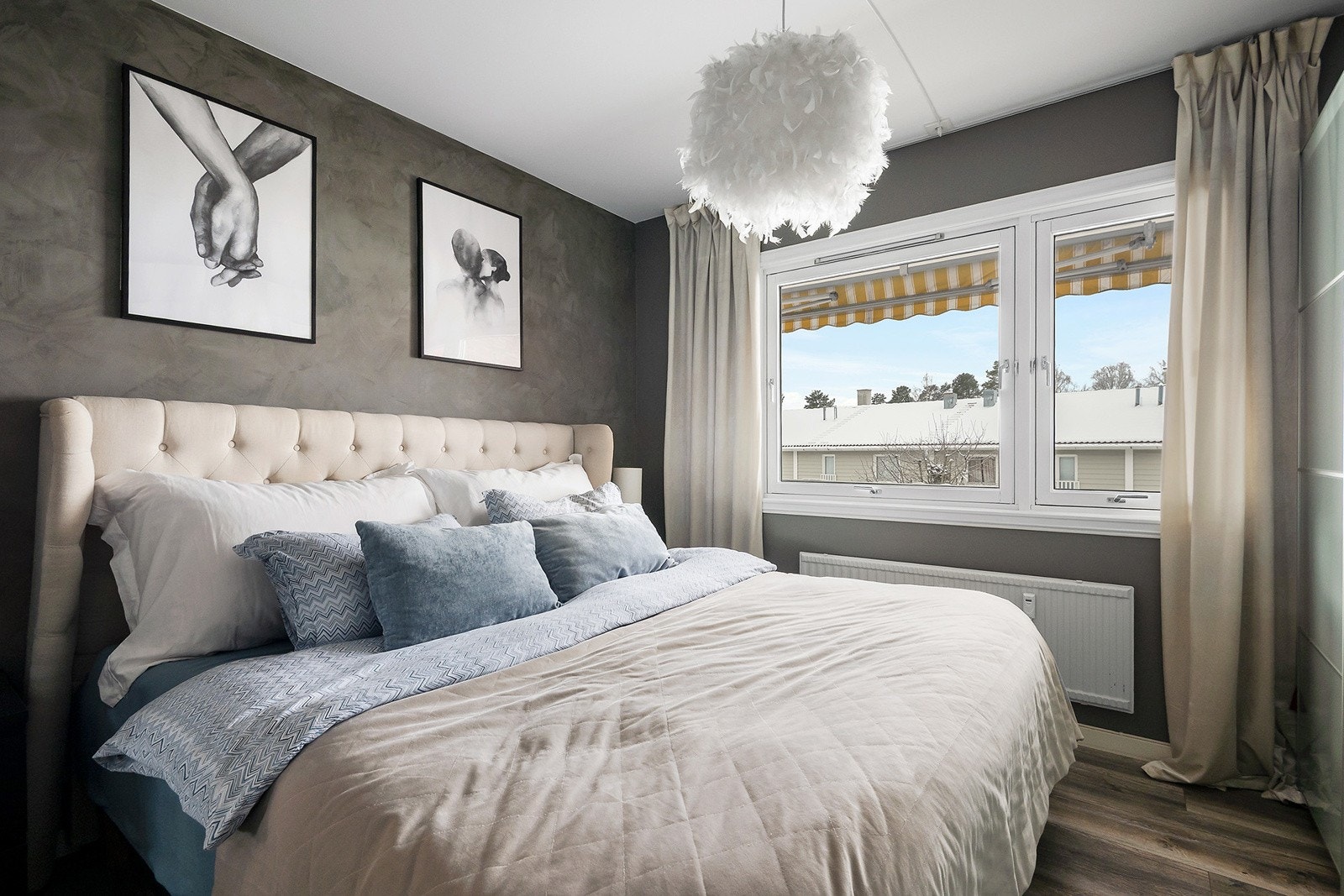 Soverommet fremstår som lyst og delikat, med en behagelig atmosfære og gode møbleringsmuligheter. Galleribilde