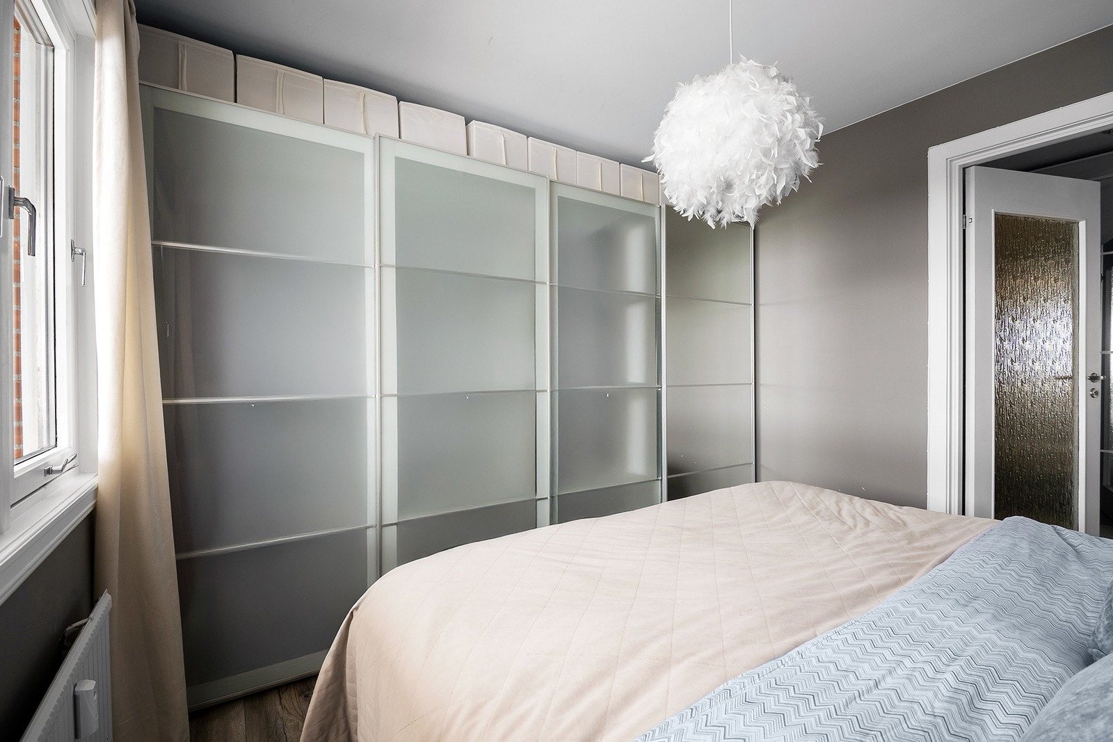 Stor skyvedørsgarderobe på soverommet. Galleribilde