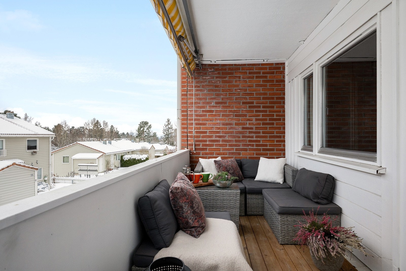 Balkongen har god plass og hyggelig utsyn over nabolaget. Galleribilde