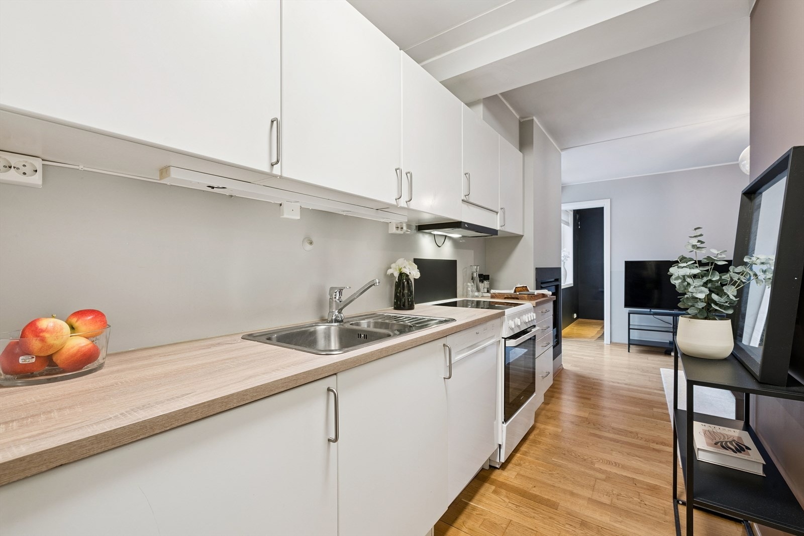 Kjøkken med glatte fronter og benkeplate i laminat. Galleribilde